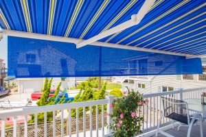 Retractable patio awning